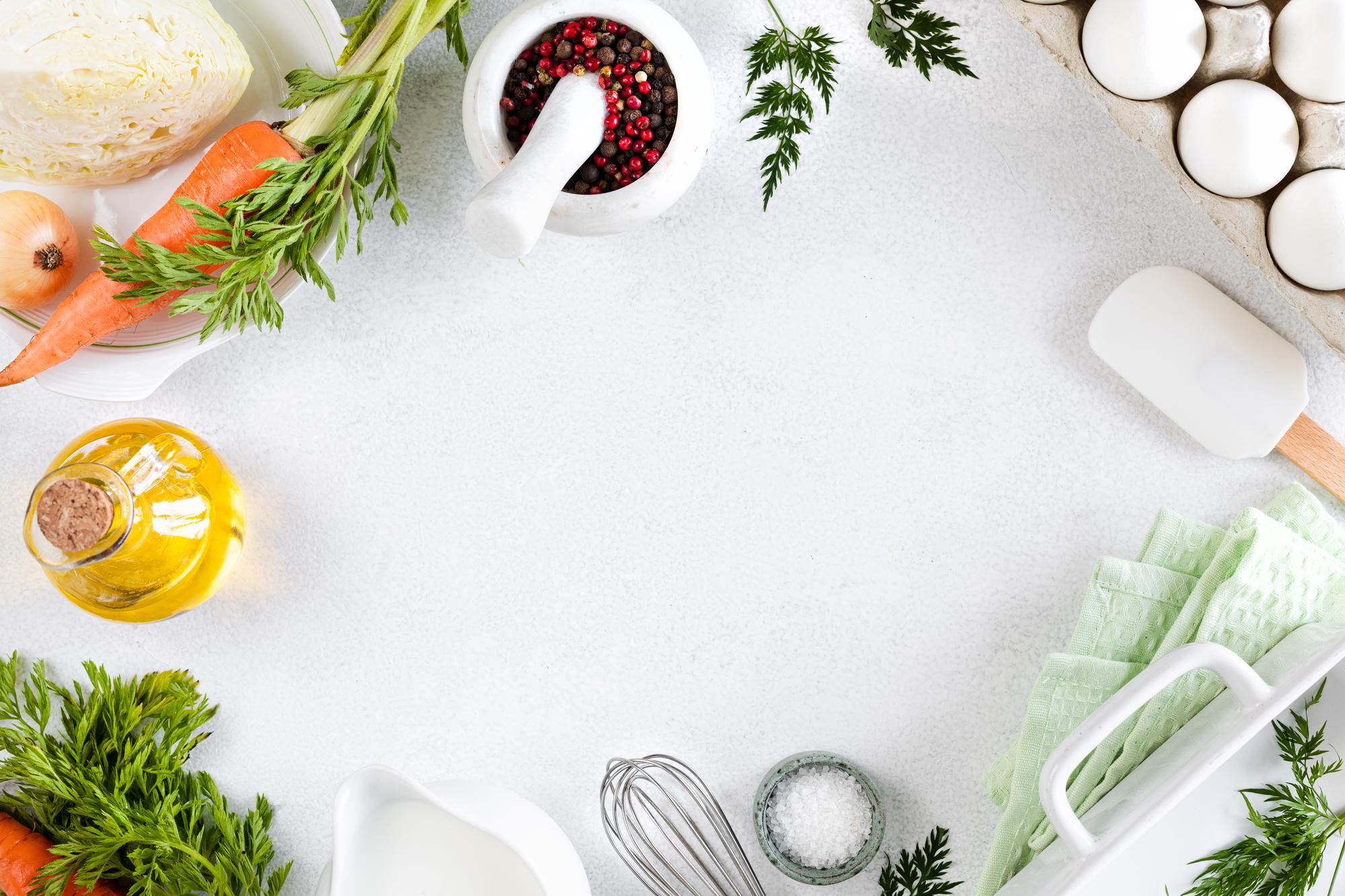 Banco di lavoro con ingredienti freschi