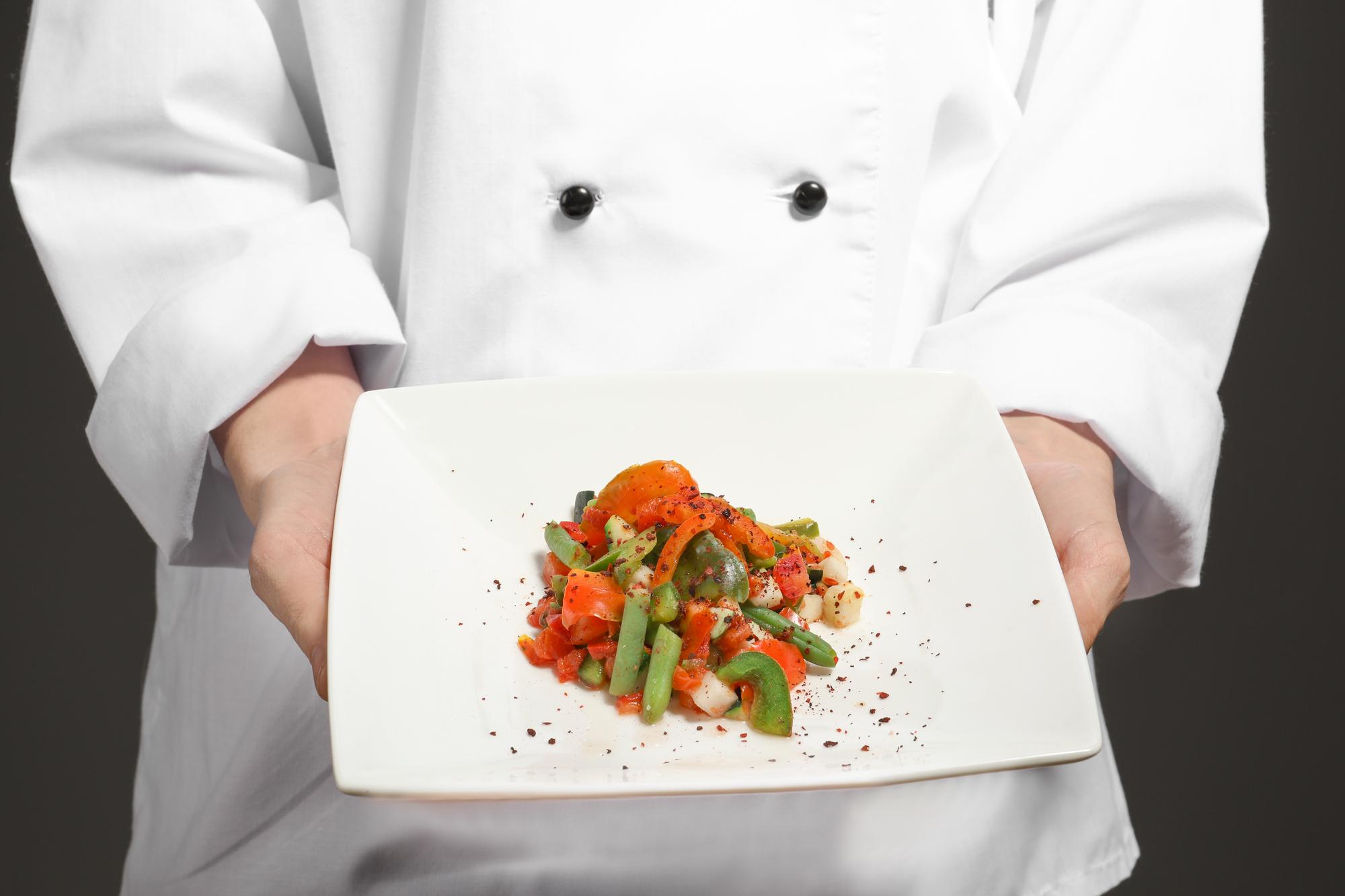Chef che presenta un piatto raffinato